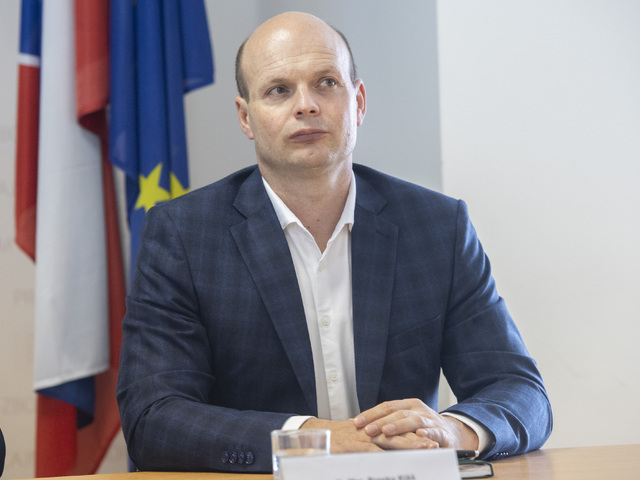 Odvolaného Kišša nepustili do kancelárie. Svojvôľa sudcu, tvrdí Šutaj Eštok 