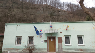 Na obec Kozelník padajú balvany z brala, vodiči sa majú pripraviť na dopravné obmedzenia