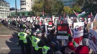 V Londýne sa koná kritizovaný pochod za Palestínu. Ľudia žiadajú okamžité prímerie