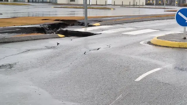 Priamo v meste sa na niekoľkých miestach zosunula pôda