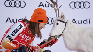 Trofej pre najlepšiu slalomárku. Vlhová získala do zbierky soba so špeciálnym menom