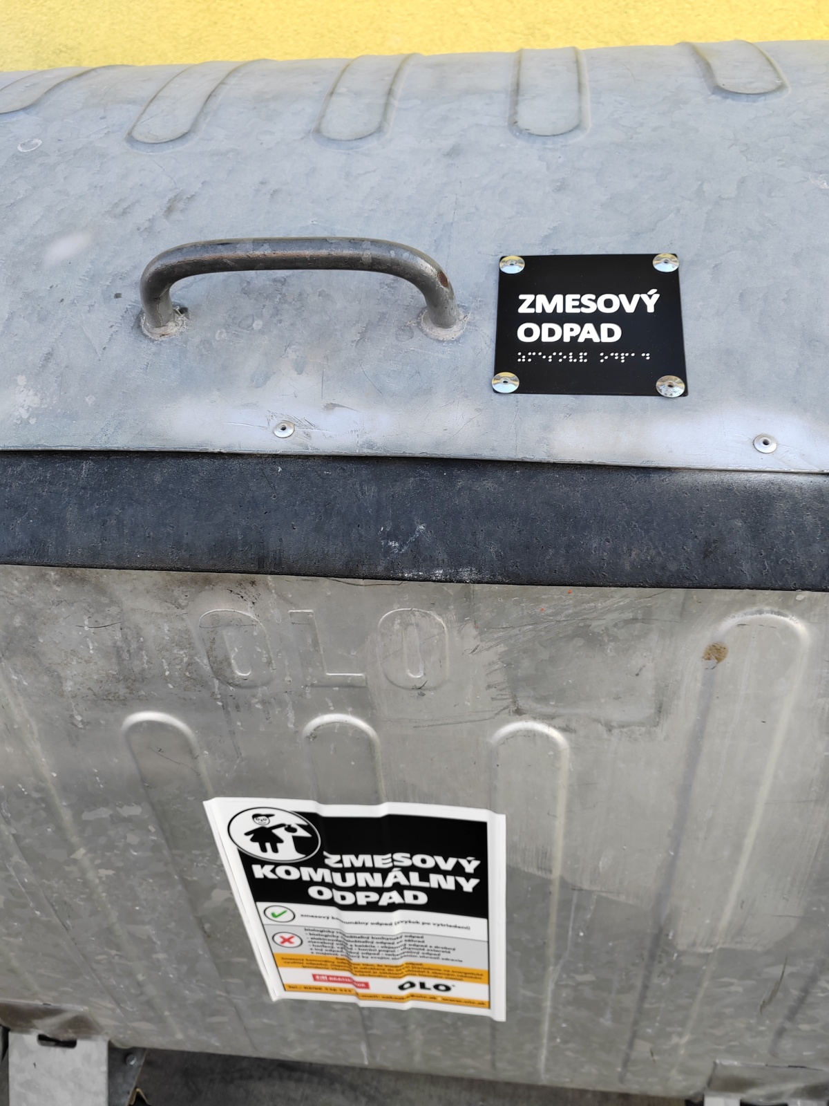 Kontajner na zmesový komunálny odpad s reliéfnym štítkom
