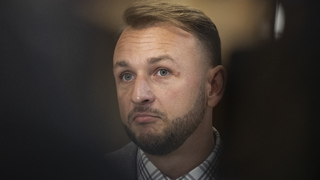 Prilepšia si o 500 eur. Šutaj Eštok oznámil odmeny pre políciu a hasičov, opozícia to spochybňuje