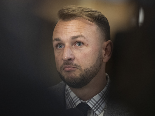 Prilepšia si o 500 eur. Šutaj Eštok oznámil odmeny pre políciu a hasičov, opozícia to spochybňuje