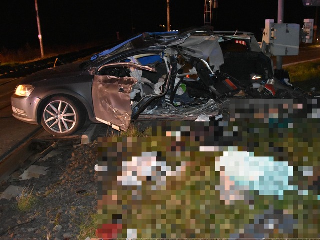 Tragická nehoda na trati. Vodič zrejme nerešpektoval signalizáciu, vbehol pod prichádzajúci vlak