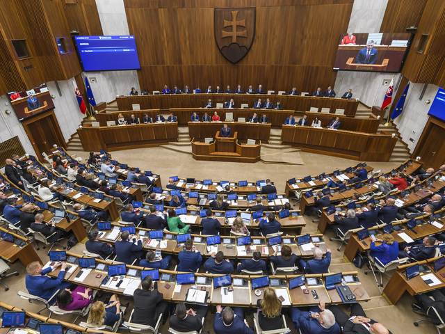 Horúcu letnú pauzu vystrieda ostrá politická jeseň. Koalíciu čakajú spory o štátny rozpočet aj rekonštrukcia vlády