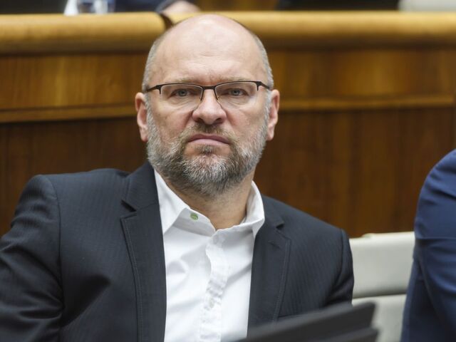 Sulík napísal, že nad Slovenskom zlomil palicu, ľudia si vraj zaslúžia "gaunera Fica". Rozčúlila ho kritika jeho syna