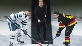 Britský princ Harry hádzal na zápase NHL slávnostné buly 