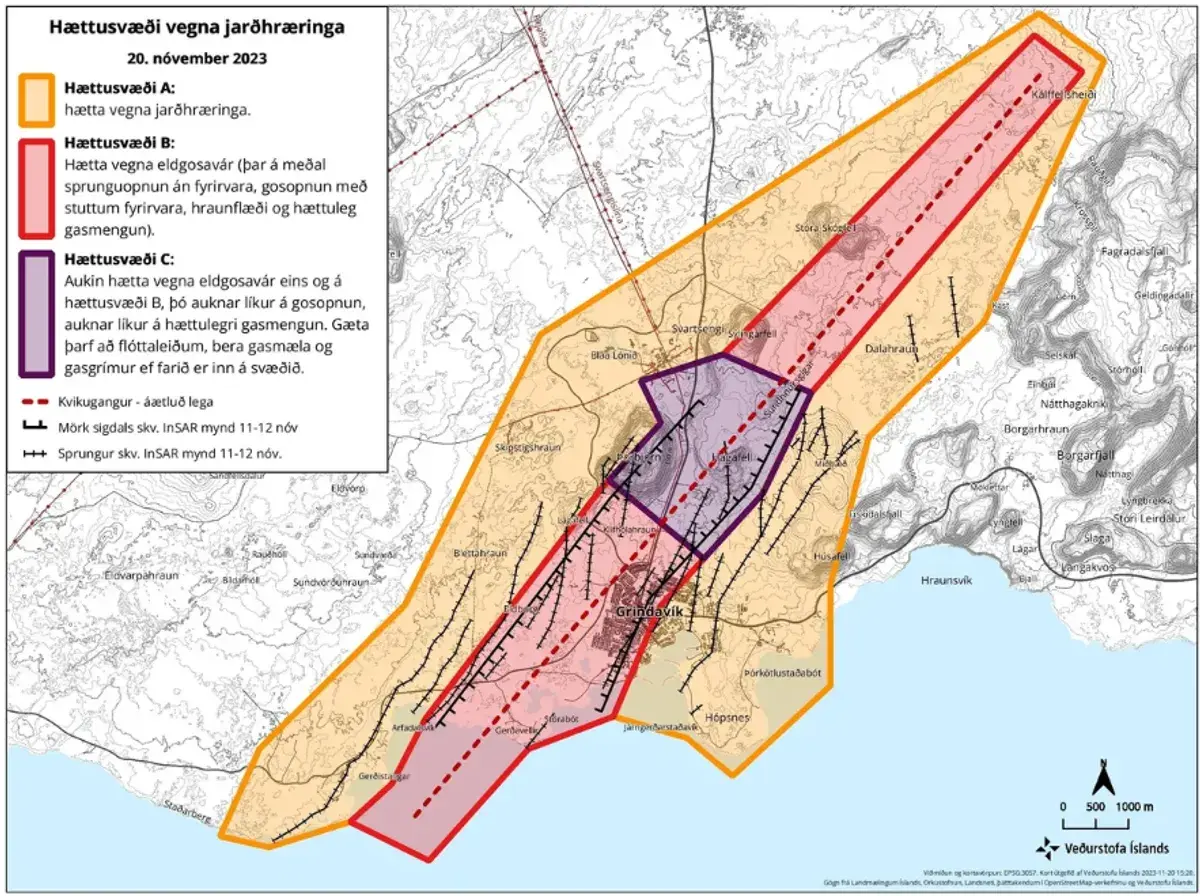 Oblasť zasiahnutá výbuchom. Fialová: najväčšie riziko, červená: stredné riziko, žltá: nízke riziko. Mesto Grindavík leží na juhu v červenej zóne.