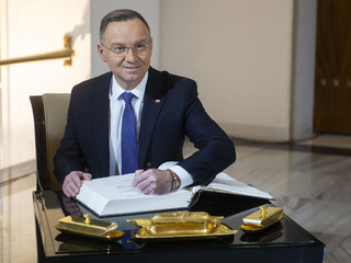 Na snímke poľský prezident Andrzej Duda sa podpisuje do knihy návštev Pražského hradu počas príchodu na summit krajín V4 na Pražskom hrade 22. novembra 2023 v Prahe.