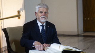 Na snímke český prezident Petr Pavel sa podpisuje do knihy návštev Pražského hradu počas príchodu na summit krajín V4 na Pražskom hrade 22. novembra 2023 v Prahe.