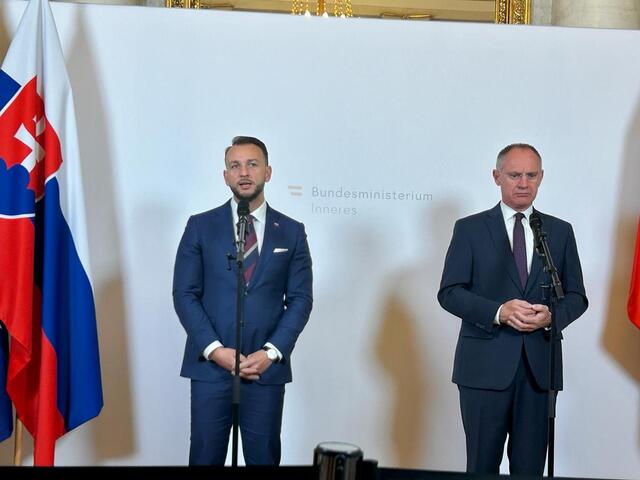 Kontroly na hraniciach s Rakúskom budú až do odvolania. Minister Karner sa vyjadril k migračnej kríze