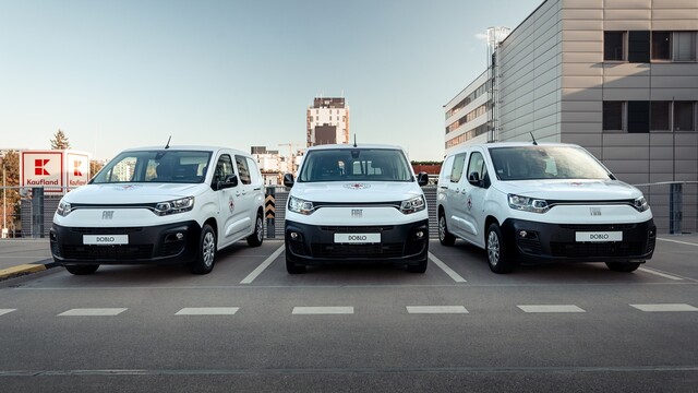 cerveny kriz Flotila áut na terénne sociálne služby sa vďaka podpore Kauflandu rozrástla o tri nové vozidlá.jpg