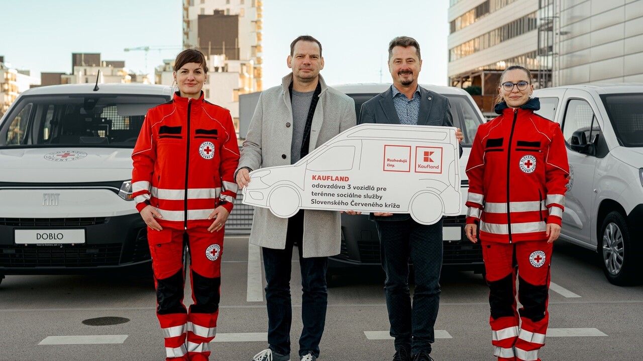  Generálny riaditeľ Kauflandu Sven Reinhard  (vľavo) odovzdal autá  prezidentovi  SČK.