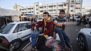 Stovky Palestínčanov idú počas prímeria domov. Na severe Pásma Gazy zanechali príbuzných 