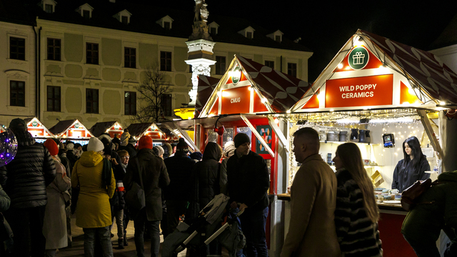 Na Hlavnom a Hviezdoslavovom námestí v centre Bratislavy sa začali vianočné trhy.