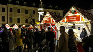 Na Hlavnom a Hviezdoslavovom námestí v centre Bratislavy sa začali vianočné trhy.