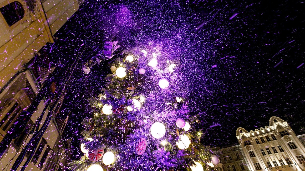 Na Hlavnom a Hviezdoslavovom námestí v centre Bratislavy sa začali vianočné trhy.