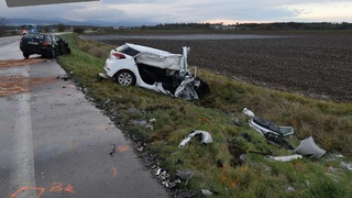 Nehoda na Záhorí si vyžiadala život pasažiera taxíka, obaja vodiči sú zranení