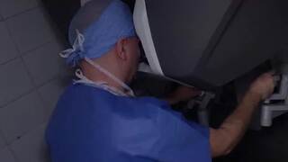 Robot zachraňuje životy. Odoperoval už prvú detskú pacientku