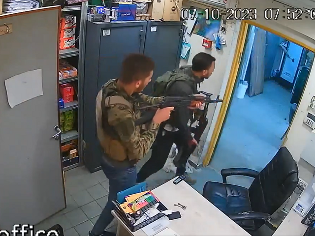 VIDEO: Šokujúce zábery z útoku Hamasu. Zamestnanci obchodu unikli smrti, ukryli sa do chladničky
