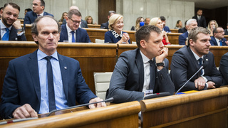 Čachre-machre so štátnymi tajomníkmi. U Šimkovičovej končí Kuffa, Smatana ide k Takáčovi