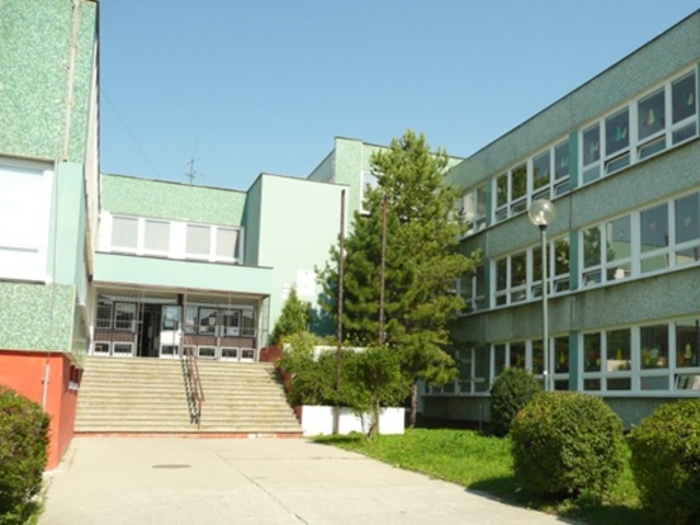 Odvrátil tragédiu. V Bratislave chcel piatak vyskočiť z okna, zastavil ho spolužiak