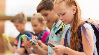 Deti trávia veľa času na sociálnych sieťach aj počas vyučovania.
