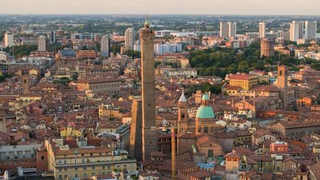 Narušená statika a popraskané múry. Hrozí zrútenie šikmej veže v Bologni