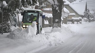 Mokrý a ťažký sneh narobil šarapatu. Domácnosti na strednom Slovensku už svietia