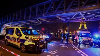 Teroristický útok v Paríži. Islamista napadol okoloidúcich nožom a kladivom