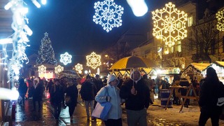 Vianočné trhy lákajú aj zlodejov. Mestá posilnili hliadky hlavne v nočných hodinách