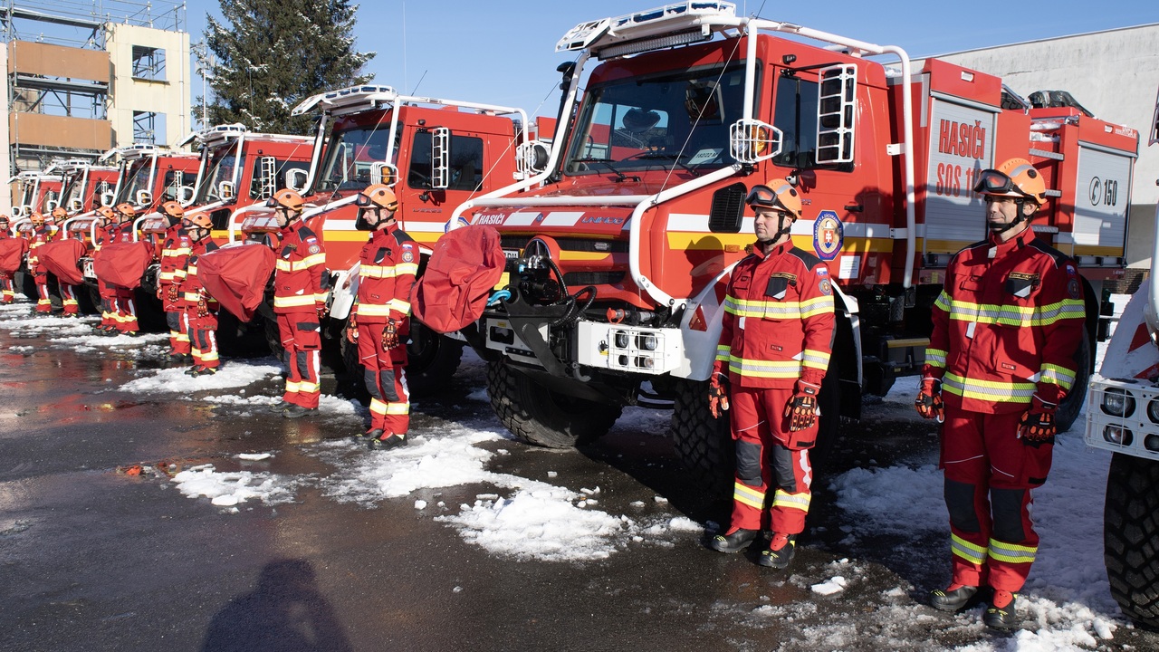 Odovzdávanie nových hasičských terénnych vozidiel