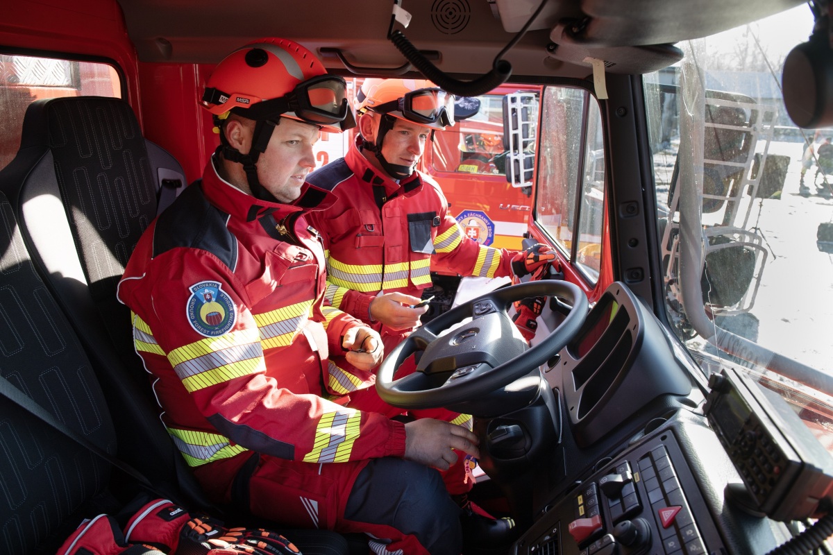 Odovzdávanie nových hasičských terénnych vozidiel