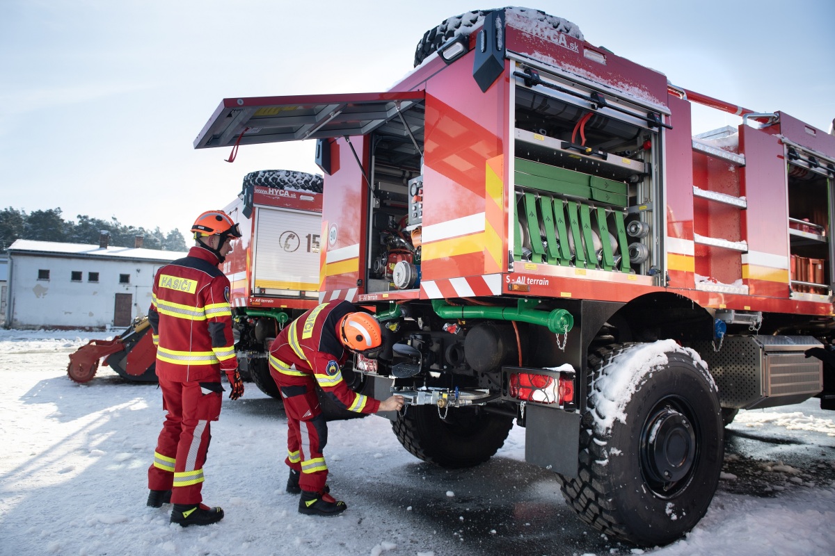 Odovzdávanie nových hasičských terénnych vozidiel