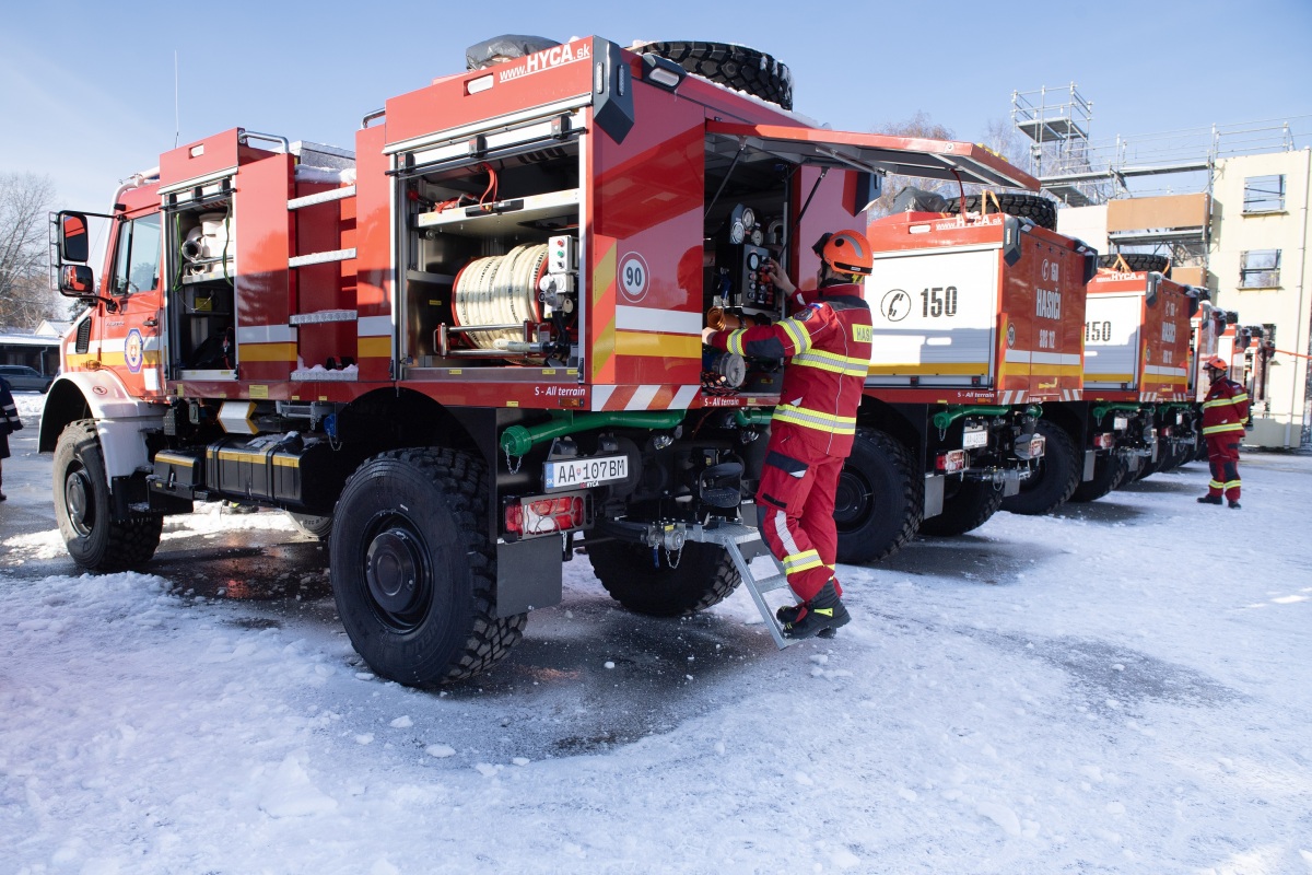 Odovzdávanie nových hasičských terénnych vozidiel