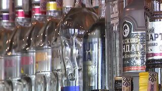 Za pivo, víno aj borovičku si v krčmách priplatíme. Budeme piť viac doma?