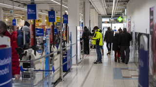 Herec by z neho nebol: Mladý muž predstieral, že si v obchode blokuje tovar, krádež mu ale nevyšla