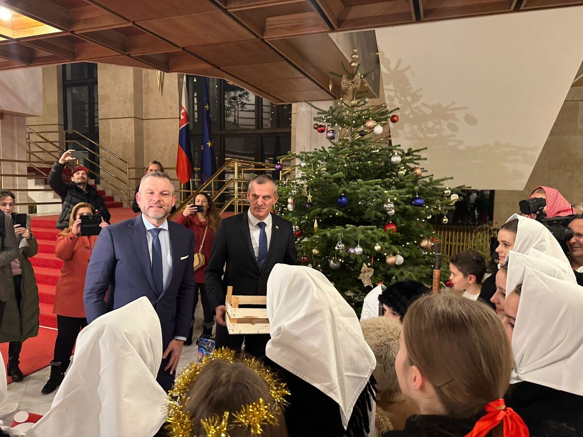 Peter Pellegrini víta deti v NRSR