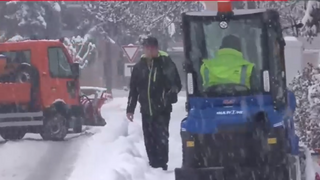 Sneh dáva samosprávam poriadne zabrať. V niektorých mestách volajú na pomoc aj externé firmy