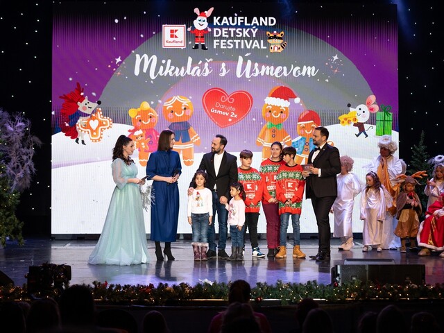 thumbnail_Foto Kaufland 2, hovorkyňa spoločnosti na zábere druhá vľavo.jpg