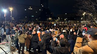 Ficova vláda kašle na skutočné problémy, tvrdí Šimečka. Námestie slobody ožilo opozičným protestom