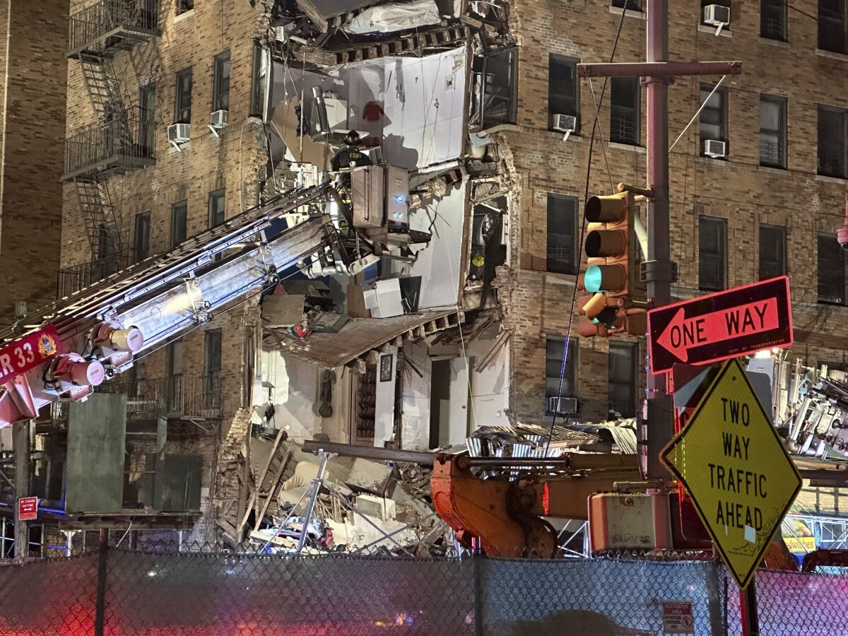 APTOPIX_Building_Collapse_Bronx908406.jpg