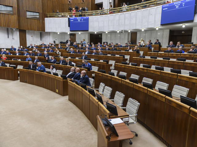 V parlamente rokovali do polnoci. Prebrali aj vyššiu daň z alkoholu a cigariet