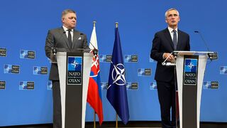Fico v Bruseli rokoval so šéfom NATO. Ich názory na vojenskú pomoc Ukrajine sa rozchádzajú