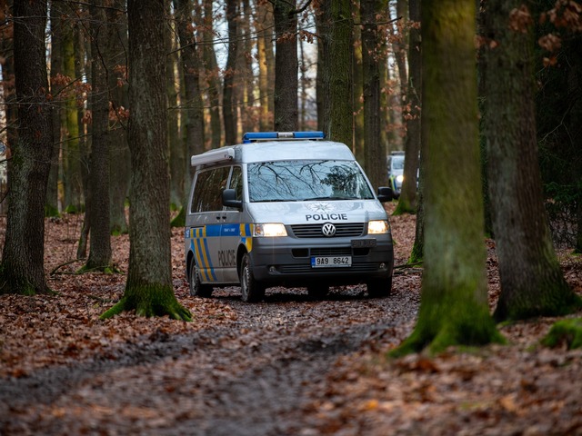 Počula výstrely a videla telo. Myslela som si, že je tam bezpečnejšie ako na Václaváku, hovorí svedkyňa po vražde v českom lese