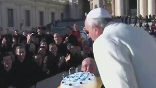 Vatikán jasá, pápež má narodeniny. V rovnakom čase riešil pohreb