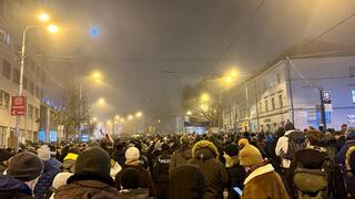 Opozícia: Nenecháme si uniesť štát. Naďalej ľudí vyzývajú  protestovať