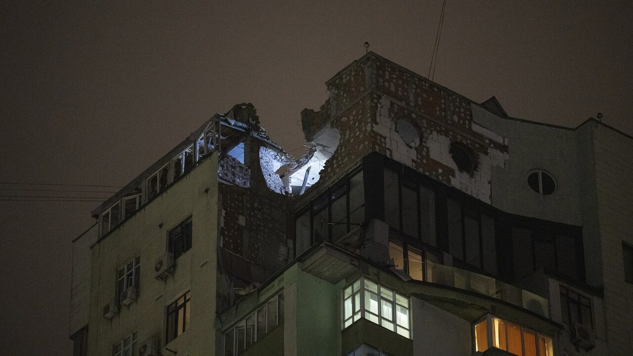 Poškodená budova v Kyjeve
