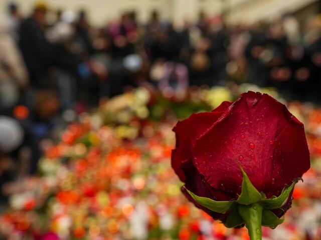 Prezidentský palác si uctí obete tragickej streľby v Prahe. Na znak solidarity vyvesí čiernu vlajku